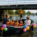 naar brug springend kind vanaf de boot